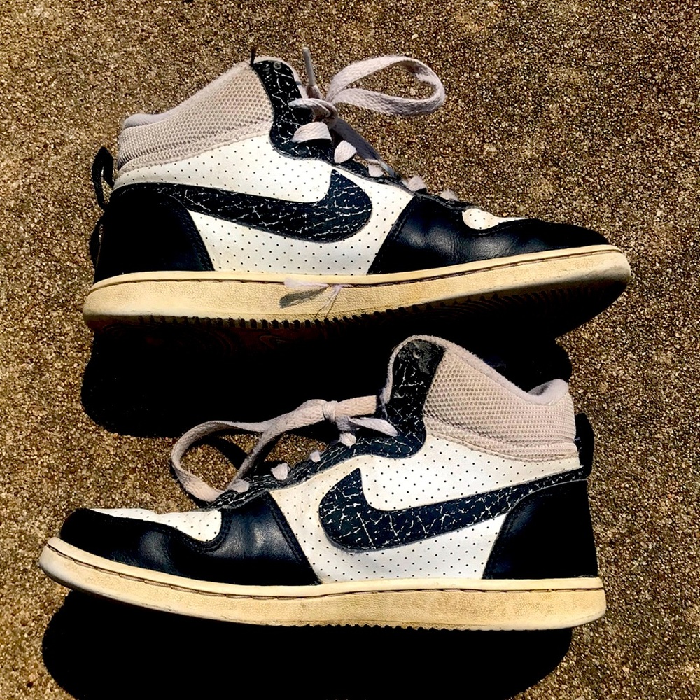 Classic Nike hightops. Great used condition. Size 3 (kids).